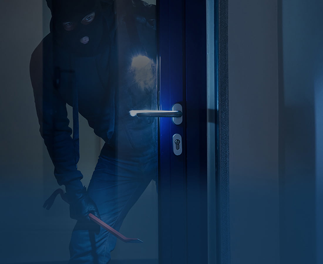 Ladro che entra in una casa o azienda, l’antifurto nebbiogeno impedisce questo Tentativo di effrazione ripreso dalle telecamere Mirum